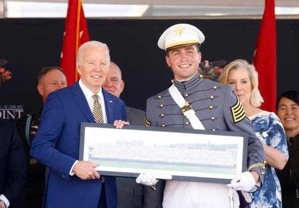 News Themen der Woche KW21 News Bilder des Tages United States President Joe Biden receives a panoramic photo of the class of 2024 after his graduation address at the West Point graduation ceremony in Michie Stadium at the United States Military Academy in West Point, New York on Saturday, May 25, 2024.  NYP20240525104A JOHNxANGELILLO