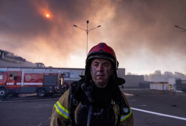 Bilder des Jahres 2024, News 05 Mai News Themen der Woche KW21 News Bilder des Tages May 25, 2024: Serghi responds to the strike site after Russia hit an epicenter in the city of Kharkiv, Ukraine on Saturday, May 25, 2024. The number of casualties is still unknown. - ZUMAj167 20240525_zip_j167_003 Copyright: xSvetxJacquelinex