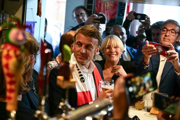 Emmanuel Macron will drink a beer in a bar with the inhabitants of Tourcoing, before the final of the 2024 Coupe de France PSG OL at Stade Pierre Mauroy Emmanuel Macron, President of the French Republic, will drink a beer in a bar with the inhabitants of Tourcoing, before the final of the 2024 Coupe de France PSG OL at Stade Pierre Mauroy On this occasion he is presented with a LOSC club jersey flocked with his Tourcoing first name, May 25, 2024 Miguel Medina Pool Bestimage Emmanuel Macron, President of the French Republic, will drink a beer in a bar with the inhabitants of Tourcoing, before the final of the 2024 Coupe de France PSG OL at the Pierre Mauroy stadium On this occasion he was offered a LOSC club jersey printed with his first na  Copyright: xMiguelxMedina Pool BestimagexMiguelxMedina Pool Bestimagex
