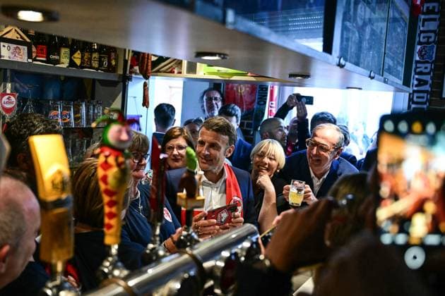 Emmanuel Macron will drink a beer in a bar with the inhabitants of Tourcoing, before the final of the 2024 Coupe de France PSG OL at Stade Pierre Mauroy Emmanuel Macron, President of the French Republic, will drink a beer in a bar with the inhabitants of Tourcoing, before the final of the 2024 Coupe de France PSG OL at Stade Pierre Mauroy On this occasion he is presented with a LOSC club jersey flocked with his Tourcoing first name, May 25, 2024 Miguel Medina Pool Bestimage Emmanuel Macron, President of the French Republic, will drink a beer in a bar with the inhabitants of Tourcoing, before the final of the 2024 Coupe de France PSG OL at the Pierre Mauroy stadium On this occasion he was offered a LOSC club jersey printed with his first na  Copyright: xMiguelxMedina Pool BestimagexMiguelxMedina Pool Bestimagex