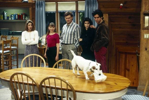 FULL HOUSE, from left: Candace Cameron Bure, Jodie Sweetin, Dave Coulier, Lori Loughlin, John Stamos, A House Divided , season 7, ep. 24, aired 5 17 1994, 1987-1995. ? ABC Courtesy Everett CollectionTSDFUHO AB004 PUBLICATIONXNOTxINxCANxCHNxFRAxITAxJPNxNORxPOLxRUSxESPxUKxUSA Copyright: xx TSDFUHO AB004 TSDFUHO_AB004_H