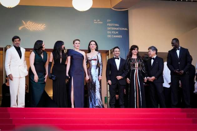Foto IPP Daniele Cifala™ Cannes 25 05 2024 Closing Ceremony Red Carpet - The 77th Annual Cannes Film Festival nella foto : Lily Gladstone, Omar Sy, Greta Gerwig, Nadine Labaki, Ebru Ceylan, Pierfrancesco Favino, Hirokazu Kore-eda, Juan Antonio Bayona, Eva Green Italy Photo Press - World Copyright