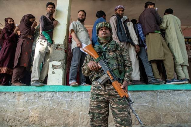 Bilder des Jahres 2024, News 05 Mai News Themen der Woche KW21 May 25, 2024, Anantnag, Jammu And Kashmir, India: Indian paramilitary trooper stands on guard as Kashmiri voters wait in a queue to cast their votes outside a polling station during the sixth phase of the Lok Sabha, or lower house, of the Indian parliamentary elections in Pahalgam in south Kashmir, district of Anantnag-Rajouri parliamentary constituency. The 2024 Lok Sabha (lower house of Parliament) parliamentary elections mark the first major election in Jammu and Kashmir since New Delhi revoked Article 370, the region s special semi-autonomous status, and took direct control of it in 2019. Anantnag India - ZUMAs197 20240525_aaa_s197_021 Copyright: xFaisalxBashirx