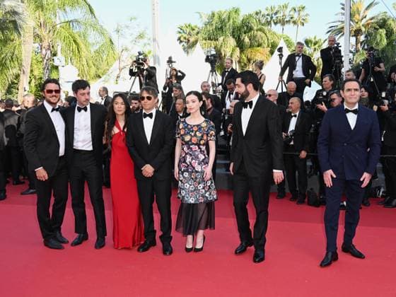 **Cannes, 77th Cannes Film Festival 2024, Final Night, Red Carpet Closing Ceremony. Cannes, 77th Cannes Film Festival 2024, Final Night, Red Carpet Closing Ceremony. Pictured: Karren Karagulian, Alex Coco, Mikey Madison, Sean Baker, Samantha Quan and Vache Tovmasyan Cannes France  Copyright: xIPA ABACAx