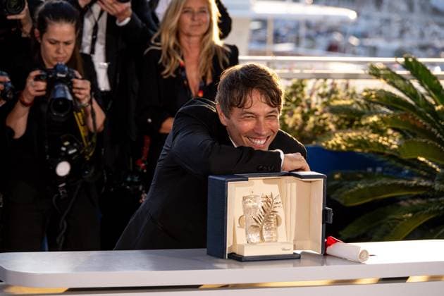 Cannes - Palmares Winners AAR Sean Baker poses with the Palme d?Or for ?Anora? at the end of the 77th edition of Cannes Film Festival, in Cannes, France, on May 25, 2024. Photo by Ammar Abd Rabbo ABACAPRESS.COM Cannes France  Copyright: xAbdxRabboxAmmar ABACAx