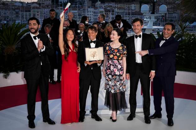 Foto IPP Daniele Cifala™ Cannes 25 05 2024 Palme D Or Winners Photocall - The 77th Annual Cannes Film Festival nella foto : Vache Tovmasyan, Samantha Quan, Sean Baker, Mikey Madison, Alex Coco and Karren Karagulian pose with the Palme d Or Award for Anora Italy Photo Press - World Copyright