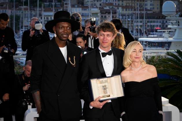 Foto IPP Daniele Cifala™ Cannes 25 05 2024 Palme D Or Winners Photocall - The 77th Annual Cannes Film Festival nella foto : President of the Jury CamÃ ra D or Baloji, Winner of the Camera d Or Award for Armand Halfdan Ullmann Tondel, and President of the Jury CamÃ ra D or Emmanuelle BÃ art Italy Photo Press - World Copyright