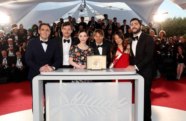 Photocall of the Palmes during the 77th Cannes International Film Festival at the Palais des Festivals Ã Cannes Karren Karagulian, Alex Coco, Mikey Madison, Sean Baker, Samantha Quan, Vache Tovmasyan Palme d?or pour Â Anora Â Photocall of the awards winners of the 77th Cannes International Film Festival at the Palais des Festivals in Cannes On may 25th 2024 Jacovides Borde Moreau Bestimage Photocall of the awards winners of the 77th Cannes International Film Festival at the Palais des Festivals in Cannes, France On may 25th 2024 Cannes France  Copyright: xJACOVIDES-BORDE-MOREAUx xBESTIMAGExJACOVIDES-BORDE-MOREAUx xBESTIMAGEx