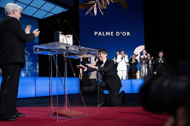 Annual Cannes Film Festival - Closing Ceremony - Cannes DN Sean Baker receives the Palme D Or Award for Anora presented by George Lucas during the Closing Ceremony at the 77th annual Cannes Film Festival at Palais des Festivals on May 25, 2024 in Cannes, France. Photo by David NIVIERE ABACAPRESS.COM CANNES France  Copyright: xNivierexDavid ABACAPRESS.COMx