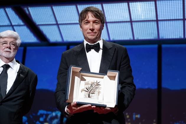Annual Cannes Film Festival - Closing Ceremony - Cannes DN Sean Baker receives the Palme D Or Award for Anora presented by George Lucas during the Closing Ceremony at the 77th annual Cannes Film Festival at Palais des Festivals on May 25, 2024 in Cannes, France. Photo by David NIVIERE ABACAPRESS.COM CANNES France  Copyright: xNivierexDavid ABACAPRESS.COMx