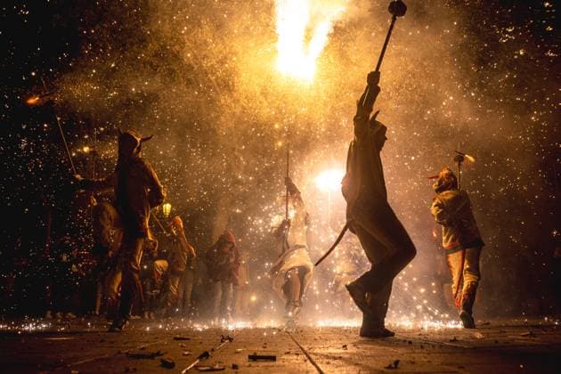 Bilder des Jahres 2024, News 05 Mai News Themen der Woche KW21 May 25, 2024, Barcelona, Catalonia, Spain: Fire runners dance to traditional drums under fireworks celebrating the 30th anniversary of the Diables de les Corts Barcelona Spain - ZUMAo105 20240525_fap_o105_034 Copyright: xMatthiasxOesterlex