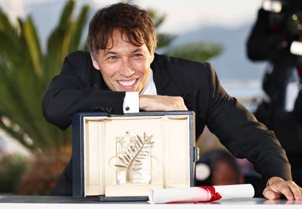(240526) -- CANNES, May 26, 2024 -- Director Sean Baker poses with the Palme D Or Award for Anora during the Closing Ceremony at the 77th edition of the Cannes Film Festival in Cannes, southern France, on May 25, 2024. ) FRANCE-CANNES-FILM FESTIVAL-PALME D OR-ANORA GaoxJing 