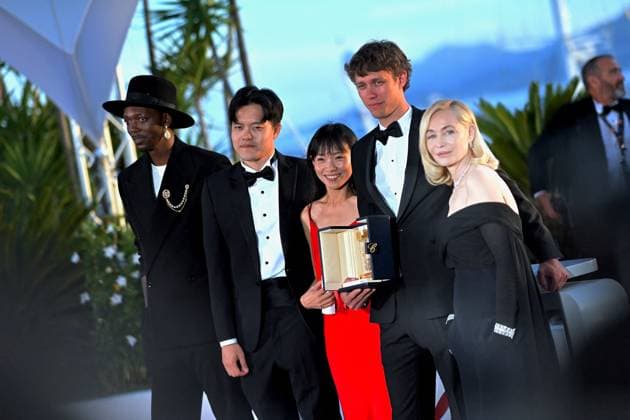Cannes - Winners Photocall Halfdan Ullmann Tondel poses with the Camera d Or Award for Armand, Chiang Wei Liang and You Qiao Yin pose with the Special Mention Camera d Or Award for Mongrel next to Camera d Or Jury Co-Presidents Emmanuelle BÃ art and Baloji during the Palme D Or Winners Photocall during the Palme D Or Winners Photocall at the 77th annual Cannes Film Festival at Palais des Festivals on May 25, 2024 in Cannes, France. Photo by Franck Castel ABACAPRESS.COM Cannes France  Copyright: xCastelxFranck ABACAx