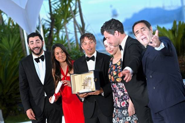 Cannes - Winners Photocall Vache Tovmasyan, Samantha Quan, Sean Baker, Mikey Madison, Alex Coco and Karren Karagulian pose with the Palme d Or Award for Anora during the Palme D Or Winners Photocall at the 77th annual Cannes Film Festival at Palais des Festivals on May 25, 2024 in Cannes, France. Photo by Franck Castel ABACAPRESS.COM Cannes France  Copyright: xCastelxFranck ABACAx