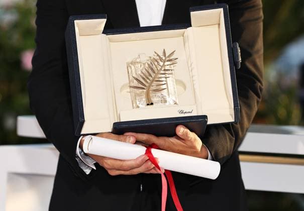(240526) -- CANNES, May 26, 2024 -- Director Sean Baker poses with the Palme D Or Award for Anora during the Closing Ceremony at the 77th edition of the Cannes Film Festival in Cannes, southern France, on May 25, 2024. ) FRANCE-CANNES-FILM FESTIVAL-PALME D OR-ANORA GaoxJing 