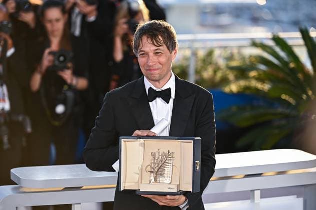 News - Palme D Or Winners Photocall - The 77th Annual Cannes Film Festival Sean Baker poses with the Palme D Or Award for Anora during the Palme D Or Winners Photocall at the 77th annual Cannes Film Festival at Palais des Festivals on May 25, 2024 in Cannes, France. Cannes Palais des Festival France Copyright: xStefanosxKyriazisx xLiveMediax LPN_1373677