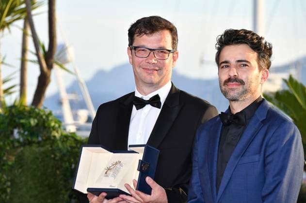 Nebojsa Slijepcevic mit der Goldenen Palme für den besten Kurzfilm The Man Who Could Not Remain Silent beim Photocall mit den Preisträgern auf dem Festival de Cannes 2024 77. Internationale Filmfestspiele von Cannes am Palais des Festivals. Cannes, 25.05.2024