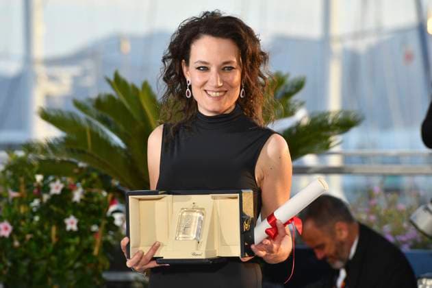 Coralie Fargeat mit dem Preis für das beste Drehbuch für The Substance beim Photocall mit den Preisträgern auf dem Festival de Cannes 2024 77. Internationale Filmfestspiele von Cannes am Palais des Festivals. Cannes, 25.05.2024