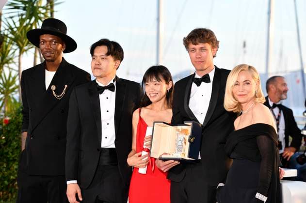 Baloji, Chiang Wei Liang, You Qiao Yin, Halfdan Ullmann Tondel und Emmanuelle Beart beim Photocall mit den Preisträgern auf dem Festival de Cannes 2024 77. Internationale Filmfestspiele von Cannes am Palais des Festivals. Cannes, 25.05.2024