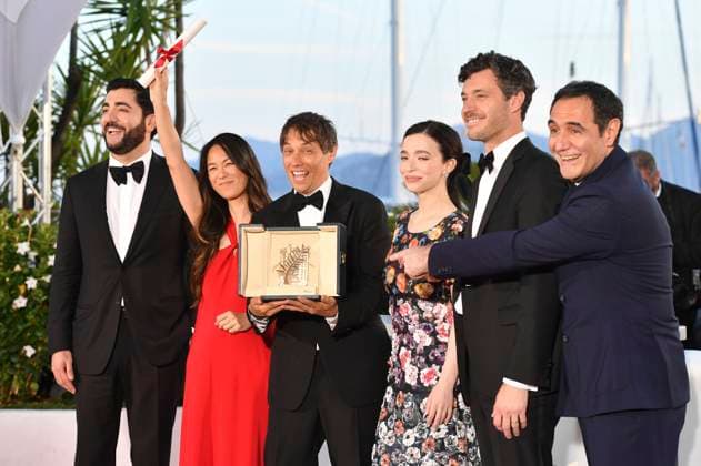 Vache Tovmasyan, Samantha Quan, Sean Baker, Mikey Madison, Alex Coco und Karren Karagulian mit der Goldenen Palme gür den besten Fim Anora beim Photocall mit den Preisträgern auf dem Festival de Cannes 2024 77. Internationale Filmfestspiele von Cannes am Palais des Festivals. Cannes, 25.05.2024