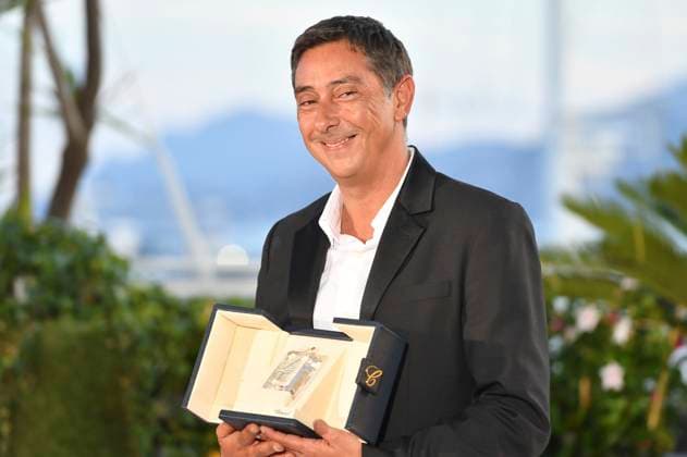 Miguel Gomes mit dem Preis für die beste Regie bei Grand Tour beim Photocall mit den Preisträgern auf dem Festival de Cannes 2024 77. Internationale Filmfestspiele von Cannes am Palais des Festivals. Cannes, 25.05.2024