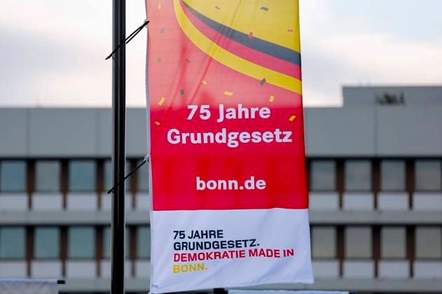 Am 22. Mai 2024 wurde in Bonn der Platz des Grundgesetzes eingeweiht. Hiermit wurde die Bedeutung von Bonn als Verfassungsstadt unterstrichen. 200 Fahnenmasten sind mit dem Schriftzug 75 Jahre Grundgesetz Demokratie Made in Bonn versehen. Bonn, 25.05.2024 *** On May 22, 2024, the Square of the Basic Law was inaugurated in Bonn This underlined the importance of Bonn as a constitutional city 200 flagpoles are decorated with the words 75 Years of Basic Law Democracy Made in Bonn Bonn, 25 05 2024 Foto:xR.xSchmiegeltx xFuturexImagex grundgesetz_flaggen_4513