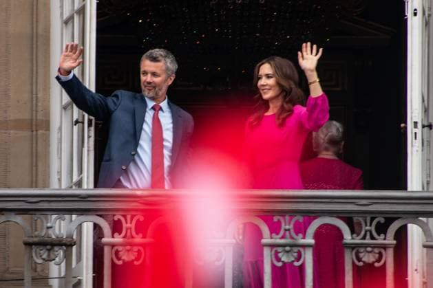 Entertainment Themen der Woche KW21 Entertainment Bilder des Tages HM King Frederik turns 56. In connection with the birthday, he and the Royal Family will appear on the balcony of Frederik VIII s Palace at 12 noon. Denmarks King Frederik X turns 56 and waves from the balcony with his wife Queen Mary at Frederik VIII s Palace, Amalienborg Castle in Copenhagen, Sunday, May 26, 2024 Copenhagen Amalienborg Castle Square Denmark Copyright: xKristianxTuxenxLadegaardxBergx IMG_9264