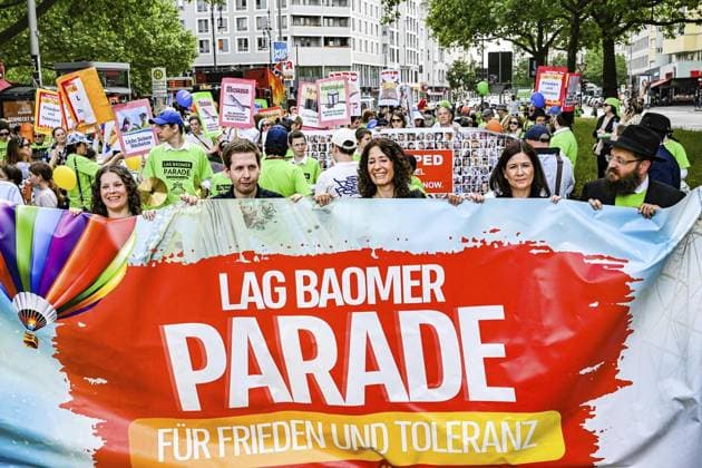 Bilder des Jahres 2024, News 05 Mai News Themen der Woche KW21 News Bilder des Tages Kundgebung für Frieden und Toleranz am Ku damm: Lag Baomer Parade als Zeichen des fried- und respektvollen Miteinanders Parade für Frieden und Toleranz der Jüdischen Gemeinde Chabad Berlin ** NUR FÜR REDAKTIONELLE ZWECKE ** EDITORIAL USE ONLY **<p>Yehuda Teichtal, Vorsitzender der Jüdischen Gemeinde Chabad Berlin (r.-l) Senatorin Katharina Günther-Wünsch (CDU) Senatorin für Bildung, Jugend und Familie, Bettina Jarasch, Fraktionsvorsitzende von Bündnis 90 Die Grünen im Berliner Abgeordnetenhaus, Kevin Kühnert, Generalsekretär der SPD, und die Fraktionsvorsitzende der Linken im Berliner Abgeordnetenhaus Anne Helm bei einer Kundgebung für Frieden und Toleranz am Ku damm: Lag Baomer Parade als Zeichen des fried- und respektvollen M Copyright: MaurizioxGambarini doc7vlg5r2g877mnzaxl5 ,EDITORIAL USE ONLY