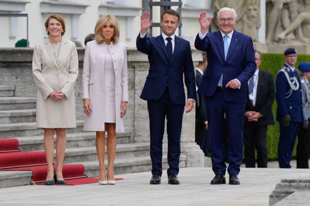 News Themen der Woche KW21 News Bilder des Tages Bundespraesident Steinmeier empfaengt den franzoesischen Staatspraesident Emmanuel Macron Bundespraesident Frank-Walter Steinmeier winkt gemeinsam mit dem franzoesischen Staatspraesident Emmanuel Macron gemeinsam mit dessen Ehefrau Brigitte Macron und Elke Buedenbender vor Schloss Bellvue, Berlin, 26.05.2024 Berlin Berlin Deutschland *** German President Steinmeier receives French President Emmanuel Macron German President Frank Walter Steinmeier waves to French President Emmanuel Macron together with his wife Brigitte Macron and Elke Buedenbender in front of Bellvue Palace, Berlin, 26 05 2024 Berlin Berlin Germany