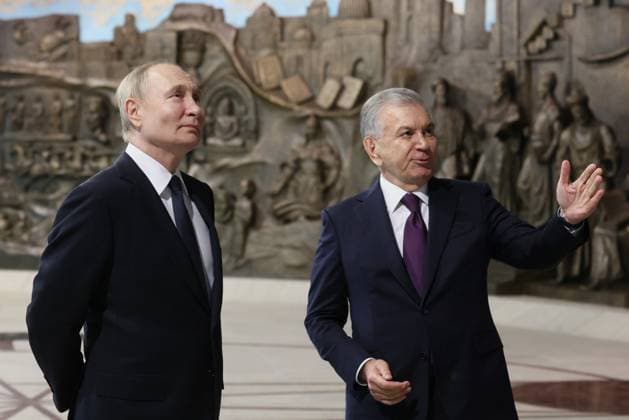 News Themen der Woche KW21 News Bilder des Tages Uzbekistan Russia 8692740 26.05.2024 Russian President Vladimir Putin and Uzbek President Shavkat Mirziyoyev, right, visit Yangi O zbekiston park, in Tashkent, Uzbekistan. Mikhail Metzel POOL Tashkent Uzbekistan  Copyright: xMikhailxMetzelx
