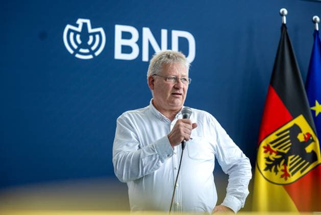 Deutschland, Berlin am 26.05.2024: Dr. Bruno Kahl, Präsident des Bundesnachrichtendienstes (BND) auf dem Stand des BND im Bundeskanzleramt im Rahmen Demokratiefest - 75 Jahre Grundgesetz . *** Germany, Berlin on 26 05 2024 Dr Bruno Kahl, President of the Federal Intelligence Service BND at the BND stand in the Federal Chancellery as part of the celebration of democracy 75 years of the Basic Law
