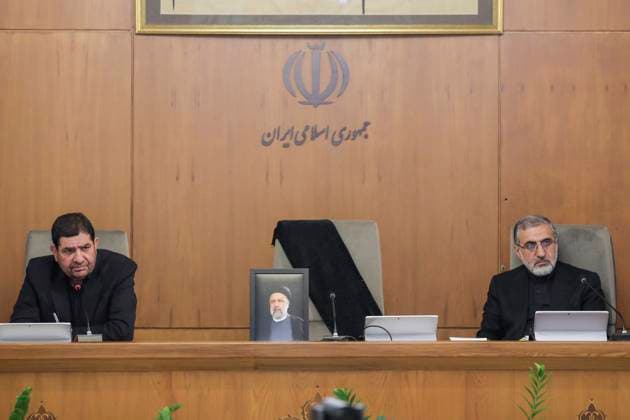 Bilder des Jahres 2024, News 05 Mai News Themen der Woche KW21 News Bilder des Tages May 26, 2024, Tehran, Iran: Iranian Vice President and Acting President MOHAMMAD MOKHBER (L) speaks as a portrait of the late Iranian President Ebrahim Raisi (C) is placed on his seat after he was killed in a helicopter crash during a government meeting. Tehran Iran - ZUMAi98_ 20240526_zih_i98_002 Copyright: xIranianxPresidencyx