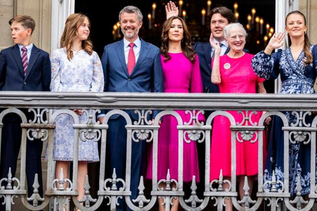 Copenhagen (Denmark), 26 05 2024.- Denmark s King Frederik X (3-L) waves together with Queen Mary of Denmark (C), Crown Prince Christian (3-R), Queen Margrethe (2-R), Princess Josephine (2-L), Princess Isabella (R) and Prince Vincent (L) from the balcony of the Frederik VIII s Palace, Amalienborg Castle in Copenhagen, 26 May 2024. King Frederik X celebrated his 56th birthday the same day. Frederik X of Denmark acceded to the throne following the abdication of his mother, Queen Margrethe II, on 14 January 2024. (Dinamarca, Copenhague) Danish King Frederik X turns 56 !ACHTUNG: NUR REDAKTIONELLE NUTZUNG!  Copyright: xIdaxMariexOdgaardx EA7476 20240526-55013693982_1