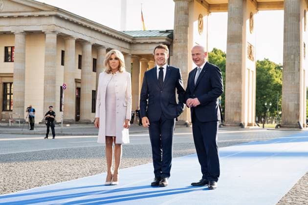 News Themen der Woche KW21 News Bilder des Tages 26.05.2024,Berlin,Staatsbesuch S.E Staatspräsident der Französischen Republik Emmanuel Macron und seiner Ehefrau Brigitte Macron vor Ort am Brandenburger Tor Pariser Platz.Kai Wegner reg. Bürgermeister ist ebenfalls vor Or. *** 26 05 2024,Berlin,State visit S E President of the French Republic Emmanuel Macron and his wife Brigitte Macron on site at the Brandenburg Gate Pariser Platz Kai Wegner reg Mayor is also on site