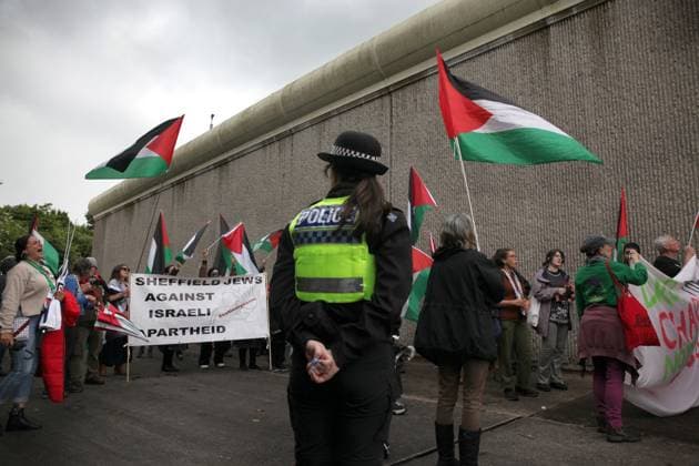 News Themen der Woche KW21 News Bilder des Tages May 26, 2024, Doncaster, England, United Kingdom: Protesters in support of Palestine, with signs, flags and banners march around the walls of Doncaster prison in support of activist Julian, escorted by police officers. Protesters demonstrate outside Doncaster Prison making as much noise as possible, in support of Palestine Action activist Julian who is being kept on remand following a roof top action at Teledyne, Shipley in April 2024 Doncaster United Kingdom - ZUMAmp3_ 20240526_zip_mp3_016 Copyright: xMartinxPopex