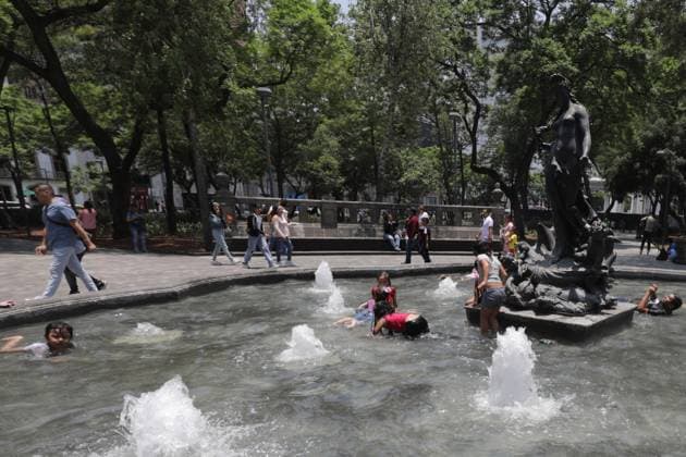Third Heat Wave Hits the Country children swimming in a fountain to cool off from the high temperatures that hit the country during the third heat wave, temperatures are expected to reach 45 degrees throughout the month. on May 26, 2024 in Mexico City, Mexico. Mexico City CDMX Mexico Copyright: xIanxRoblesxxEyepixxGroupx