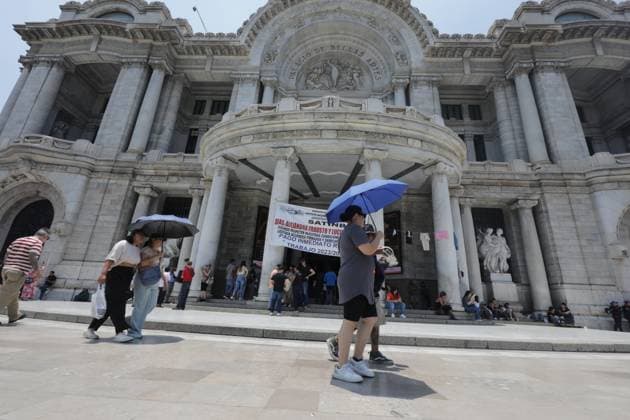 Third Heat Wave Hits the Country People covering themselves from the sun are seen with an umbrella while walking in front of the Palacio de Bellas Artes due the high temperatures that hit the country during the third heat wave, temperatures are expected to reach 45 degrees throughout the month. on May 26, 2024 in Mexico City, Mexico. Mexico City CDMX Mexico Copyright: xIanxRoblesxxEyepixxGroupx