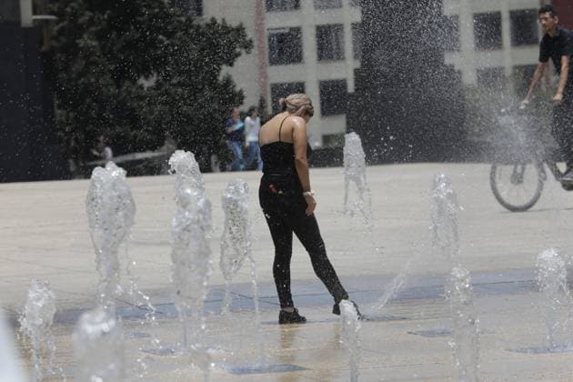 Third Heat Wave Hits the Country A woman soaks in a fountain at the Monumento a la Revolucion to cool off due the high temperatures that hit the country during the third heat wave, temperatures are expected to reach 45 degrees throughout the month. on May 26, 2024 in Mexico City, Mexico. Mexico City CDMX Mexico Copyright: xIanxRoblesxxEyepixxGroupx