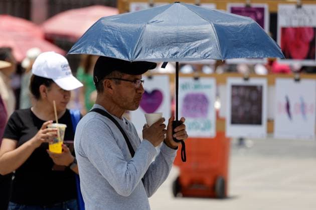 High Temperatures Hits Mexico City Persons drink refreshing drinks to hydrate themselves due the high temperatures hits the country, while walk, covering themselves from the sun with an umbrella in the Mexico City main square. on May 26, 2024 in Mexico City, Mexico. Mexico City CDMX Mexico Copyright: xLuisxBarronxxxEyepixxGroupx