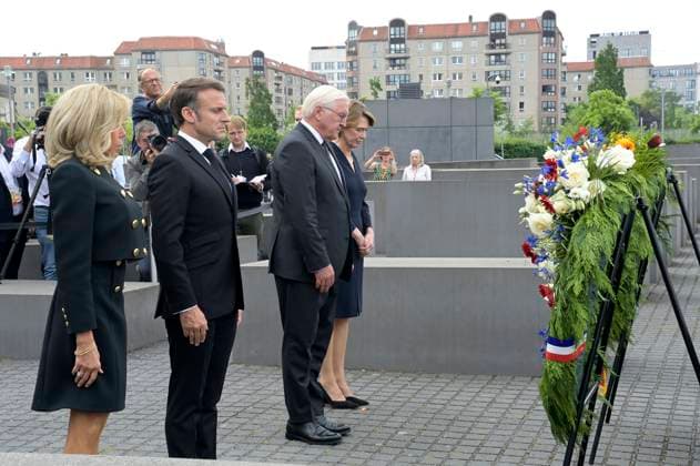 News Themen der Woche KW22 Brigitte Macron, Emmanuel Macron, Frank-Walter Steinmeier und Elke Büdenbender bei der Kranzniederlegung am Denkmal für die ermordeten Juden Europas. Berlin, 27.05.2024 *** Brigitte Macron, Emmanuel Macron, Frank Walter Steinmeier and Elke Büdenbender at the wreath-laying ceremony at the Memorial to the Murdered Jews of Europe Berlin, 27 05 2024 Foto:xF.xKernx xFuturexImagex kranzniederlegung_4509