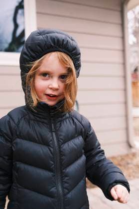Young girl in winter coat playing outside on a cloudy day Denver, Colorado, United States R_PALI24052361-1327044-01 ,model released, Symbolfoto