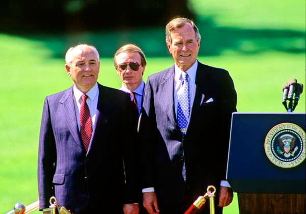 Bush Meets Gorbachev United States President George H.W. Bush, right, hosts President Mikhail Gorbachev of the Union of Soviet Socialist Republics, left, during a state arrival ceremony on the South Lawn of the White House in Washington, DC on Thursday, May 31, 1990. It was the start of three days of talks between the two leaders. Credit: Ron Sachs CNP Washington District of Columbia United States of America EDITORIAL USE ONLY Copyright: xx RonxSachsx cnpphotos258594
