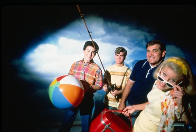 THE WONDER YEARS, from left: Fred Savage, Jason Hervey, Dan Lauria, Alley Mills, (Season 5, 1992), 1988-93. photo: Jeffery Newbury TV Guide ?New World Television courtesy Everett CollectionTSDWOYE EC035 PUBLICATIONXNOTxINxCANxCHNxFRAxITAxJPNxNORxPOLxRUSxESPxUKxUSA Copyright: xx TSDWOYE EC035 TSDWOYE_EC035_H