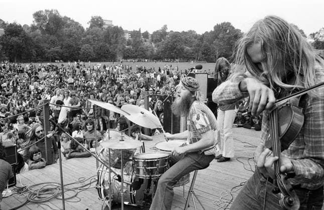 Bei einem Open-Air-Festival während der Kieler Woche 1974 trat auf der Moorteichwiese auch die Rockband Ashbury Haight auf. *** The rock band Ashbury Haight also performed at an open-air festival on the Moorteichwiese during Kiel Week in 1974