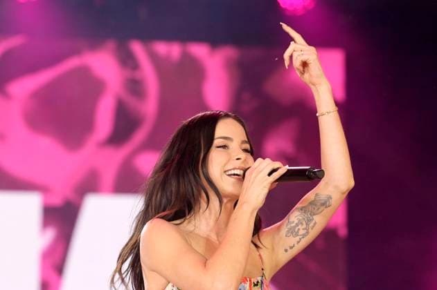 Lena Meyer-Landrut live bei der Abschlussveranstaltung auf dem Demokratiefest zu 75 Jahren Grundgesetz auf der Bühne zwischen Kanzleramt und dem Deutschen Bundestag. Berlin, 26.05.2024
