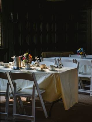 IMAGO Creative, Lifestyle, Frühling in der Stadt Tablescape spring dinner place setting white linens Oakdale, New York, United States R_XZAF240524-1445355-01