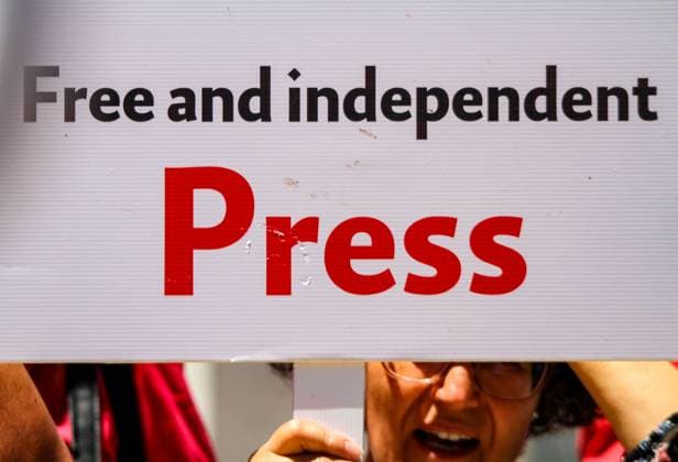 Tunesien, Journalisten demonstrieren für Pressefreiheit in Tunis May 27, 2024: Tunis, Tunisia. 27 May 2024. Tunisian journalists hold a protest outside the National Syndicate of Tunisian Journalists (SNJT) headquarters in Tunis, Tunisia. Protesters called for the right to a free and independent press in the country, and condemned any crackdown on dissent following the recent arrest of some prominent Tunisian journalists, political commentators, and lawyers, while demanding their immediate release - ZUMAd99_ 20240527_zap_d99_003 Copyright: xHasanxMradx