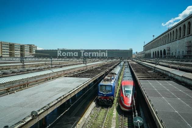 Roma Termini, Bahnhof, Züge, Gleise, Plattformen, blauer Himmel, moderne Architektur, urbane Umgebung, Reisende, Transport, Hochgeschwindigkeitszug, Regionalzug, Infrastruktur, Hauptbahnhof, Italien, Bahnreise, Zugverkehr, Stadtzentrum, Verkehrsknotenpunkt, Eisenbahnstation, öffentliche Verkehrsmittel, Schnellzug, Zugterminal, Lokomotive, Bahngleise, Perrons, Italo, Trenitalia. *** Roma Termini, station, trains, tracks, platforms, blue sky, modern architecture, urban environment, travelers, transport, high-speed train, regional train, infrastructure, central station, Italy, rail travel, train traffic, city center, transport hub, railroad station, public transport, express train, train terminal, locomotive, railroad tracks, platforms, Copyright: xJoeranxSteinsiekx
