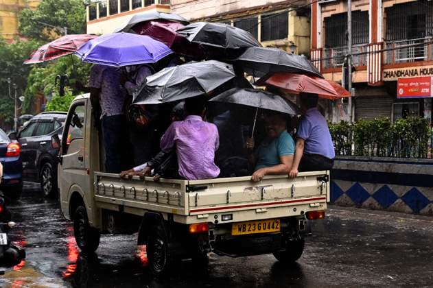 News Themen der Woche KW22 News Bilder des Tages KOLKATA, INDIA - MAY 27: Due to suspension of Metro train service, commuters holding umbrella in rain move on a matador van after landfall of cyclone Remal on May 27, 2024 in Kolkata, India. Cyclone Remal, classified as a severe cyclone, made landfall on May 26 between Sagar Island of South 24 Parganas and Khepupara, Bangladesh, near Mongla port. Over 2 lakh people were evacuated to safer locations and relief camps as high-speed winds damaged 1,700 electric poles and uprooted numerous trees. (Photo by Samir Jana Hindustan Times) Cyclone Remal Makes Landfall In West Bengal