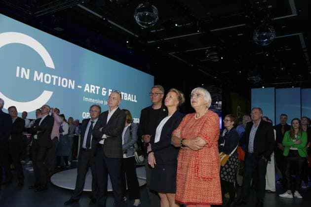 27.05.2024 Dortmund, Eröffnung Sonderausstellung In Motion Art & Football. Die immersive Schau ist ab dem 28. Mai in der Arena des DFB Fußballmuseums für das Publikum zu sehen. Sie läuft bis Januar 2025. Kulturstaatsministerin Claudia Roth (re.), Ministerin für Kultur und Wissenschaft des Landes Nordrhein-Westfalen Ina Brandes (2.v.re.) , DFB-Präsident Bernd Neuendorf (li.) und Dortmunds Oberbürgermeister Thomas Westphal (2.v.li.)